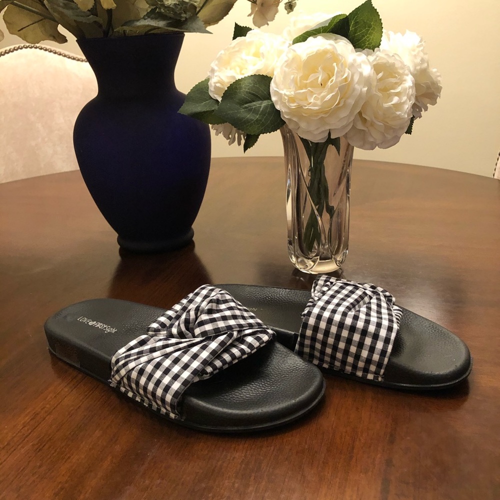 Love @First Sight black checked slides.  Size 9